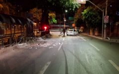 jovem-embriagado-e-preso-apos-bater-carro-de-luxo-contra-protecao-de-ponto-de-onibus-em-goiania,-diz-policia