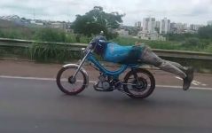 jovem-e-detido-apos-fazer-manobra-‘superman’-em-ciclomotor-na-br-153,-em-anapolis;-veja-video